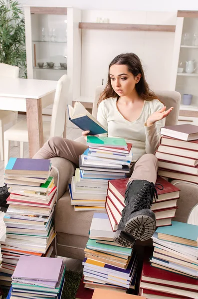 Giovane studentessa che si prepara per gli esami a casa — Foto Stock