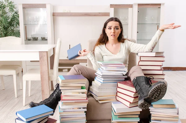 Giovane studentessa che si prepara per gli esami a casa — Foto Stock