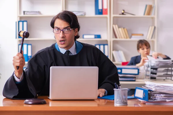 Dos abogados trabajando en la oficina —  Fotos de Stock