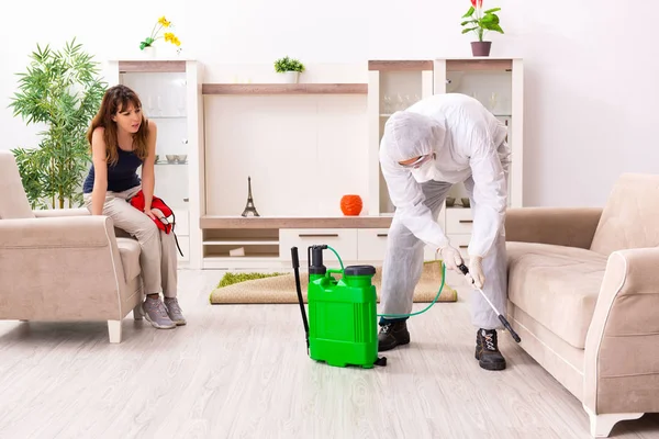 Young professional contractor doing pest control at flat — Stock Photo, Image