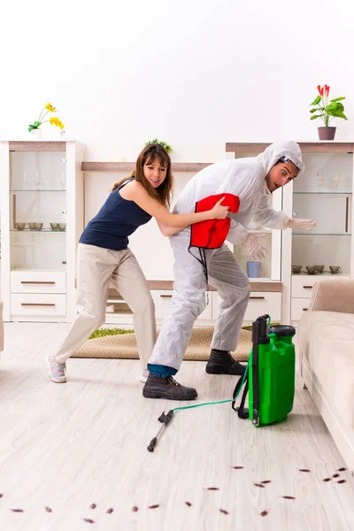 Joven contratista profesional haciendo control de plagas en piso — Foto de Stock