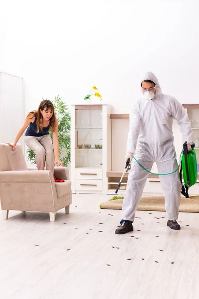 Jovem empreiteiro profissional fazendo controle de pragas em apartamento — Fotografia de Stock