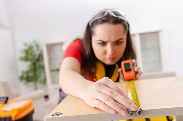 Женщина-подрядчик ремонта мебели в домашних условиях — стоковое фото