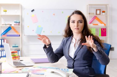 Ofiste çalışan genç kadın tasarımcı 