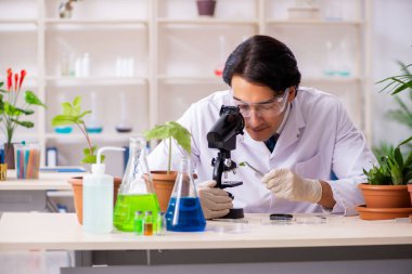 Laboratuarda çalışan biyoteknoloji kimyager