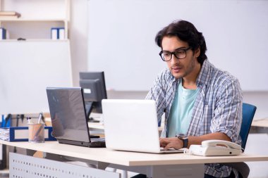 Bu ofiste çalışan uzman 