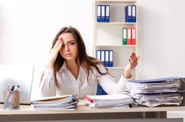 Genç kadın işçiye aşırı çalışma ile mutsuz 