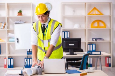 Ofiste çalışan erkek inşaat mühendisi 