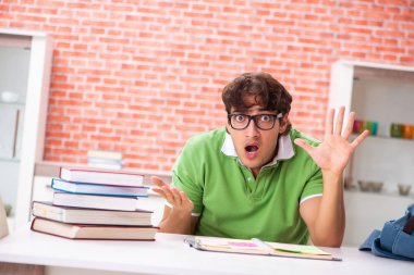 Evde sınava hazırlanan genç bir öğrenci. 