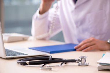 Teletıp konseptinde genç bir doktor. 