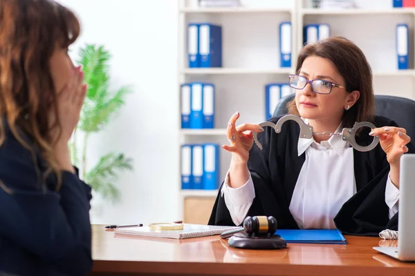 Jonge vrouw op bezoek bij vrouwelijke advocaat — Stockfoto