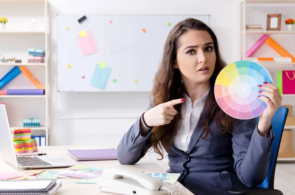 Joven diseñadora femenina trabajando en la oficina — Foto de Stock