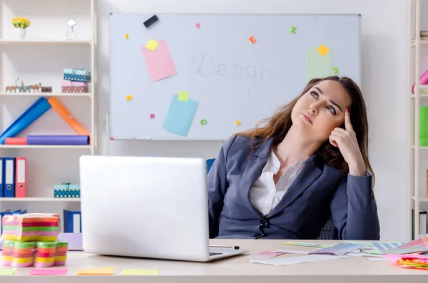 Joven diseñadora femenina trabajando en la oficina — Foto de Stock