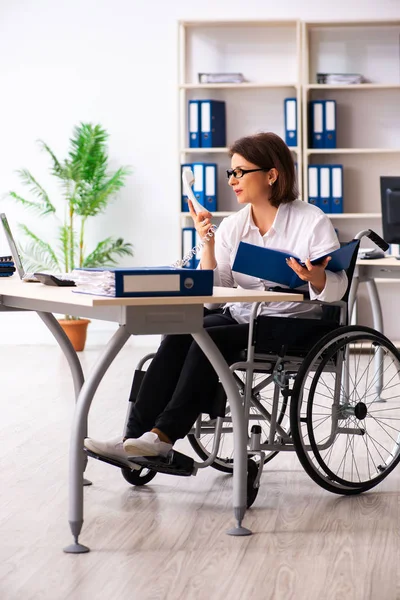 Mitarbeiterin im Rollstuhl im Büro — Stockfoto