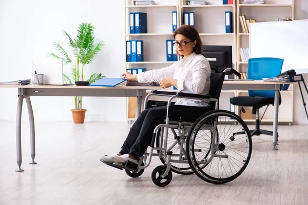 Mitarbeiterin im Rollstuhl im Büro — Stockfoto