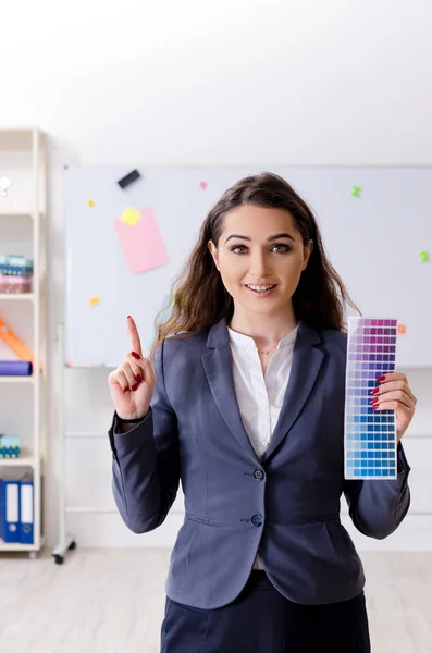 Joven diseñadora femenina trabajando en la oficina — Foto de Stock