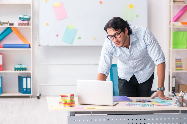 Joven diseñador masculino guapo trabajando en la oficina — Foto de Stock