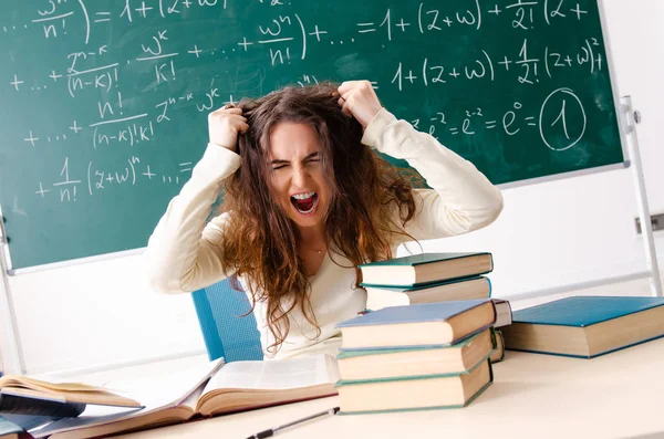 Jovem professora de matemática feminina na frente do quadro — Fotografia de Stock