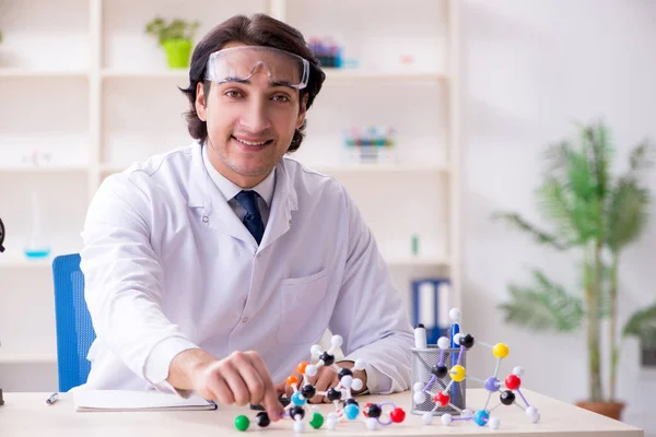 Junge männliche Wissenschaftler arbeiten im Labor — Stockfoto