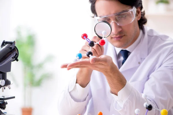 Jonge mannelijke wetenschapper werken in het lab — Stockfoto