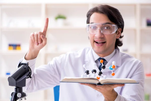 Jonge mannelijke wetenschapper werken in het lab — Stockfoto