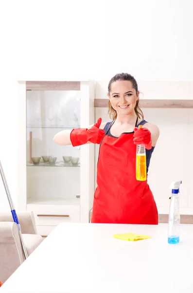 Genç güzel kadın temizlik daire — Stok fotoğraf