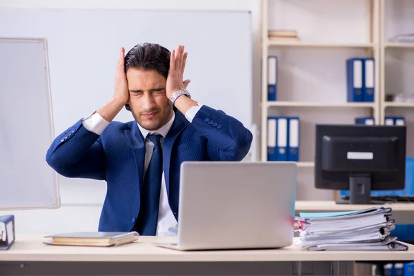 Junge gutaussehende Geschäftsleute arbeiten im Büro — Stockfoto