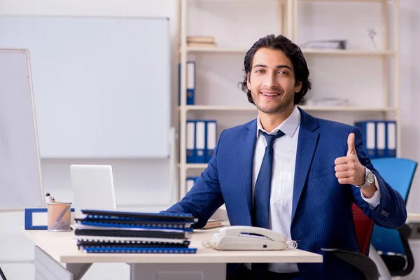 Jeune homme d'affaires beau qui travaille dans le bureau — Photo