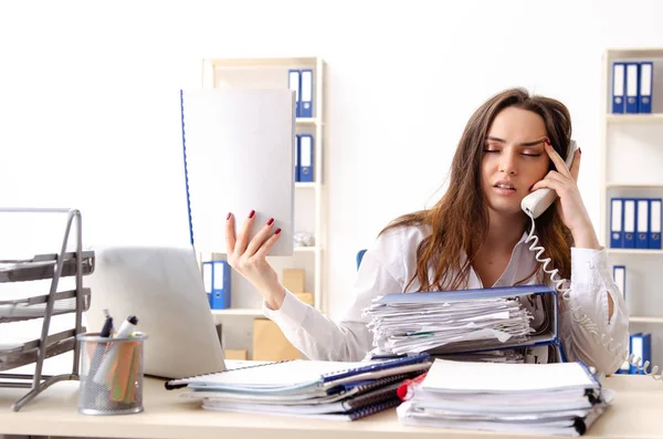 Ung kvinnlig anställd missnöjda med överdriven arbete — Stockfoto