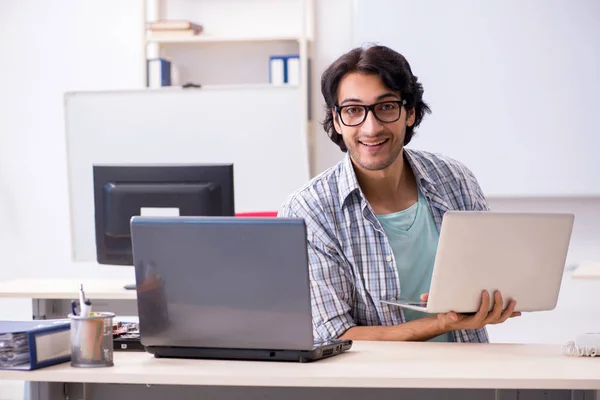 It specialist working in the office — Stock Photo, Image