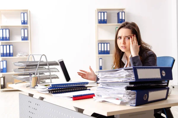 Joven empleada infeliz con el trabajo excesivo — Foto de Stock