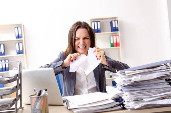 Молодая работница недовольна чрезмерной работой
 