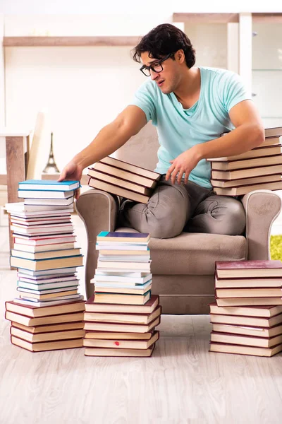 Evde pek çok kitap ile erkek öğrenci — Stok fotoğraf