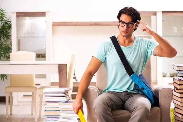 Étudiant masculin avec de nombreux livres à la maison — Photo