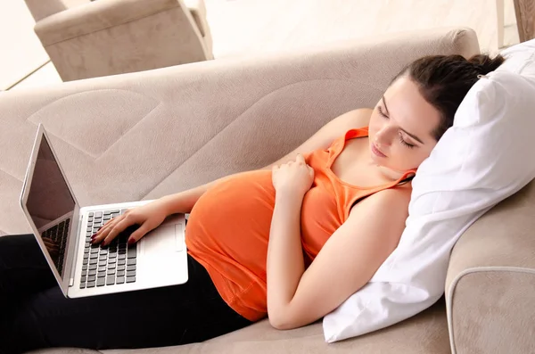 自宅で働く若い妊婦 — ストック写真