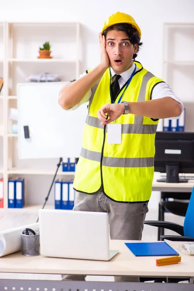 Manliga byggnadsingenjör arbetar på kontoret — Stockfoto