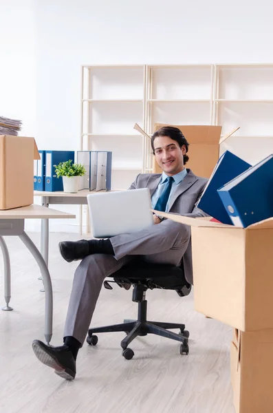 Jeune homme employé avec des boîtes dans le bureau — Photo