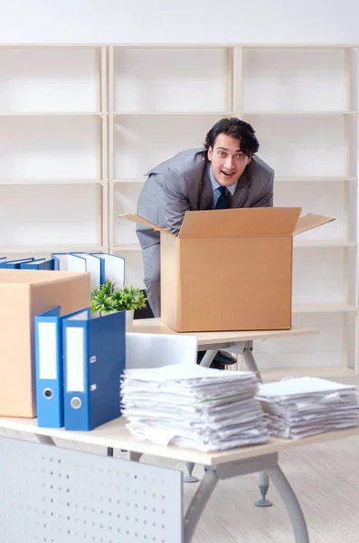 Jovem funcionário com caixas no escritório — Fotografia de Stock