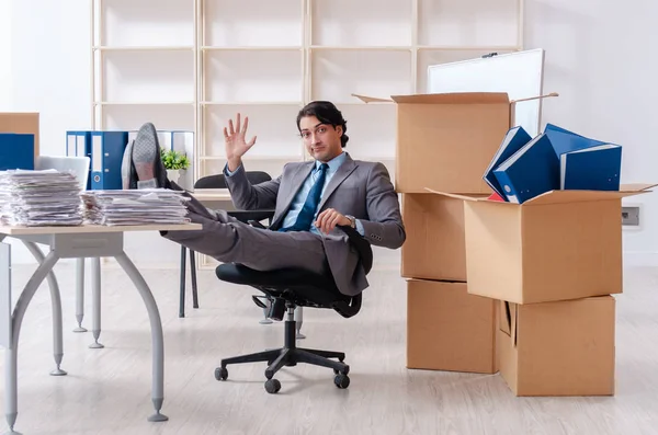 Jeune homme employé avec des boîtes dans le bureau — Photo