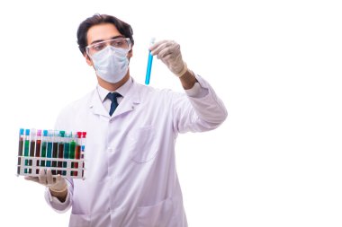 Beyaz arka planda izole genç kimyager 