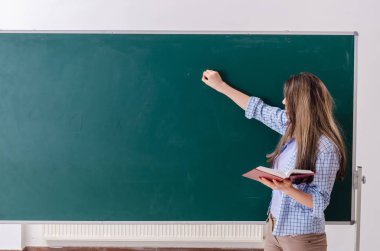 Kara tahta önünde kız öğrenci 