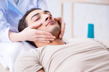 Yakışıklı delikanlı ziyaret kadın doktor güzellik uzmanı