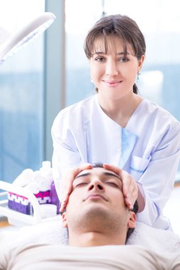 Yakışıklı delikanlı ziyaret kadın doktor güzellik uzmanı