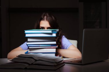 Evde sınavlara hazırlanan genç bir kız öğrenci. 