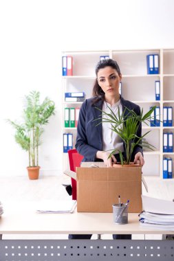 Genç kadın işçiye onu işten ateş olmak