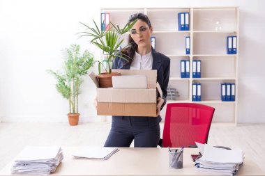 Genç kadın işçiye onu işten ateş olmak