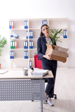 Genç kadın işçiye onu işten ateş olmak