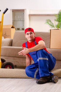 Kapalı çalışma kutuları ile genç müteahhit 