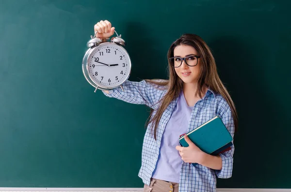 Estudante feminina na frente do quadro — Fotografia de Stock