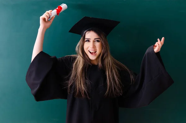 Estudante de pós-graduação feminina na frente do quadro verde — Fotografia de Stock